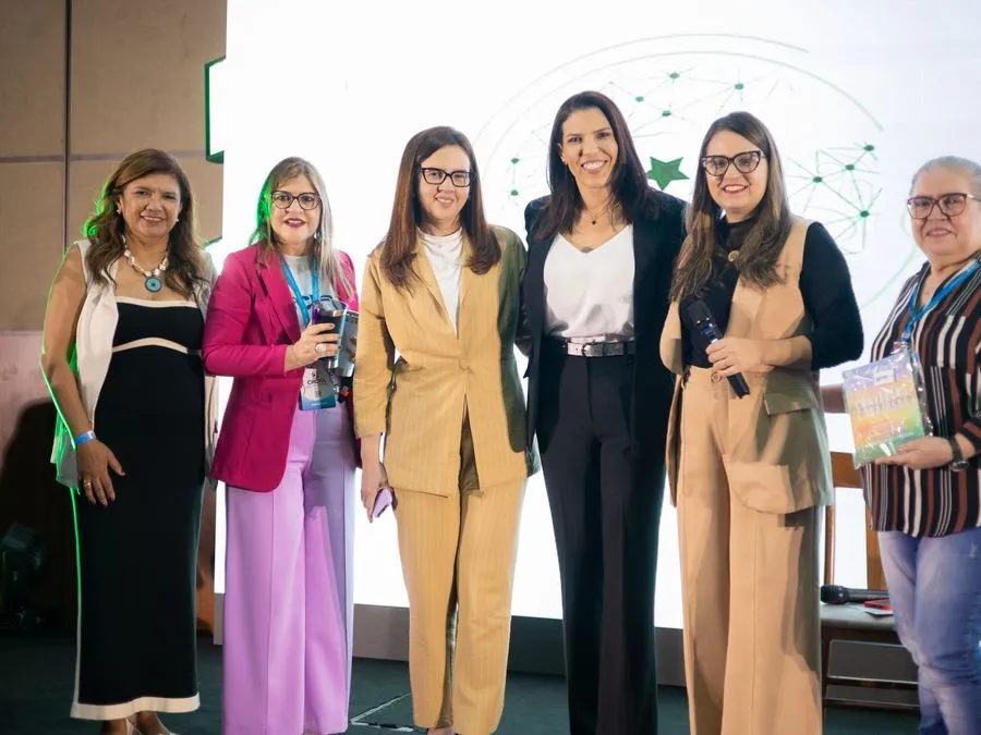 Grupo reunido no palco do Congresso de Contabilidade de 2024